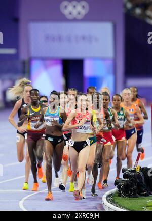 Parigi, Francia. 09 agosto 2024. Le Runners gareggiano nella finale femminile di 000 m durante la gara di atletica leggera dei Giochi Olimpici di Parigi 2024 allo Stade de France di Parigi, Francia, venerdì 9 agosto 2024. Salwa Eid Maser del Bahrein finì secondo e Natalia Kaczmarek della Polonia finì terza. Foto di Paul Hanna/UPI credito: UPI/Alamy Live News Foto Stock