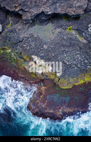 Vista aerea della costa selvaggia vicino al villaggio di Eidi, all'isola di Eysturoy, alle isole Faroe, alla Danimarca, all'Europa, Foto Stock