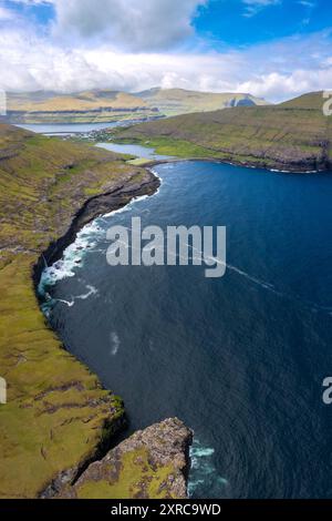 Vista aerea della costa selvaggia vicino al villaggio di Eidi, all'isola di Eysturoy, alle isole Faroe, alla Danimarca, all'Europa, Foto Stock