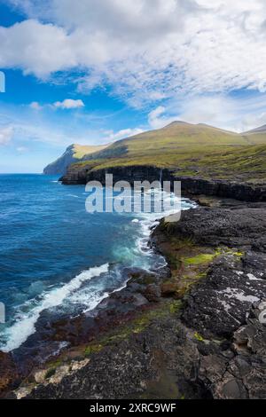 Vista aerea della costa selvaggia vicino al villaggio di Eidi, all'isola di Eysturoy, alle isole Faroe, alla Danimarca, all'Europa, Foto Stock