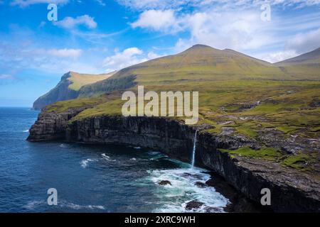 Vista aerea della costa selvaggia vicino al villaggio di Eidi, all'isola di Eysturoy, alle isole Faroe, alla Danimarca, all'Europa, Foto Stock