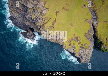 Vista aerea della costa selvaggia vicino al villaggio di Eidi, all'isola di Eysturoy, alle isole Faroe, alla Danimarca, all'Europa, Foto Stock