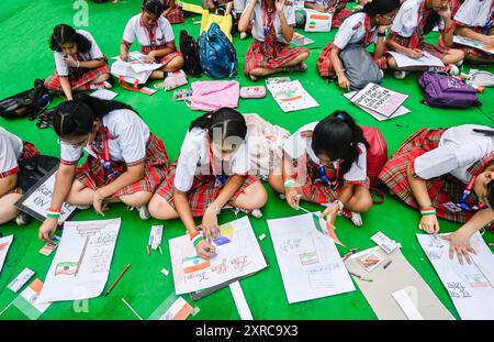 Nuova Delhi, India. 09 agosto 2024. NUOVA DELHI, INDIA - 9 AGOSTO: Gli studenti delle scuole partecipano alla campagna Har Ghar Tiranga in vista del giorno dell'indipendenza a Gandhi Darshan il 9 agosto 2024 a nuova Delhi, India. (Foto di Raj K Raj/Hindustan Times/Sipa USA) credito: SIPA USA/Alamy Live News Foto Stock