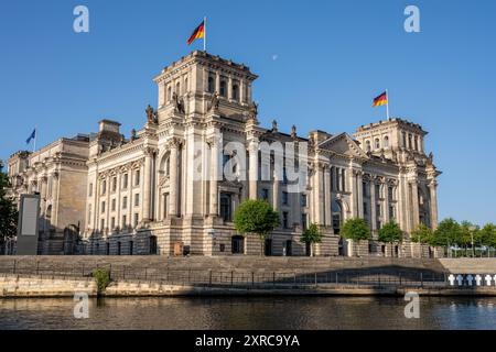 Lo storico Reichstag sul fiume Sprea a Berlino in una giornata di sole Foto Stock