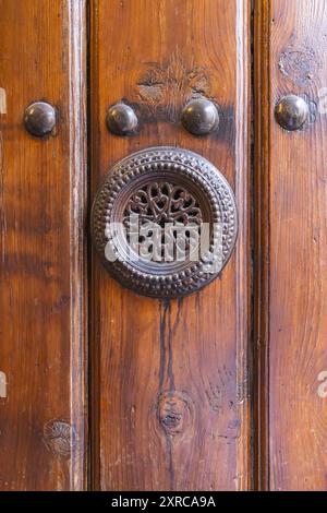 Centro District, Cordoba, Provincia di Cordoba, Andalusia, Spagna. Foro di metallo su una vecchia porta spagnola. Foto Stock