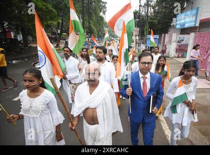 Patna, India. 09 agosto 2024. PATNA, INDIA - 9 AGOSTO: Gli artisti vestono Mahatma Gandhi e Bhimrao Ambedkar partecipano a Tiranga March durante il programma 'Ek Bharat Shreshtha Bharat', il 9 agosto 2024 a Patna, India. (Foto di Santosh Kumar/Hindustan Times/Sipa USA) credito: SIPA USA/Alamy Live News Foto Stock