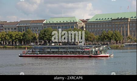 Europa, Germania, città anseatica di Amburgo, città, Binnenalster, pontile di Jungfernstieg, viaggio di andata e ritorno Alster con la vecchia nave Alstersonne, barca solare, terrazze Alster su Jungfernstieg, vista su Ballindamm Foto Stock