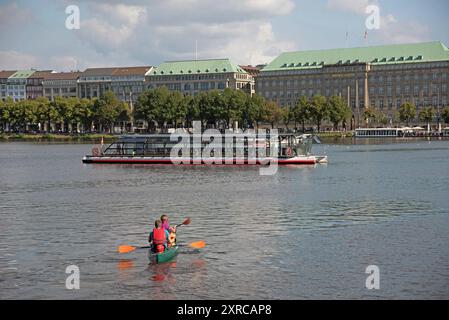 Europa, Germania, città anseatica di Amburgo, città, Binnenalster, pontile di Jungfernstieg, gita di andata e ritorno Alster con la vecchia nave Alstersonne, barca solare, canoa, terrazze Alster su Jungfernstieg, vista su Ballindamm Foto Stock