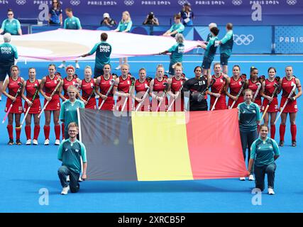 Colombes, Francia. 9 agosto 2024. La squadra belga partecipa ad una cerimonia di inno nazionale in vista della medaglia di bronzo di hockey femminile tra Argentina e Belgio ai Giochi Olimpici di Parigi 2024 a Colombes, in Francia, 9 agosto 2024. Crediti: Ren Pengfei/Xinhua/Alamy Live News Foto Stock