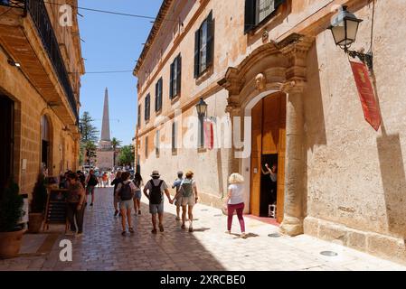 Città vecchia di Ciutadella con vista sull'obelisco di Placa des Born, Ciutadella, Minorca, Mar Mediterraneo, Isole Baleari, Islas Baleares, Spagna Foto Stock