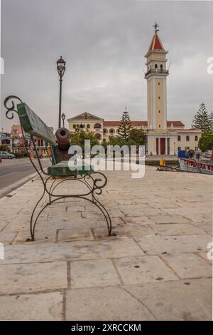 Chiese e piazze di una città con edifici storici e torri in stile mediterraneo, crepuscolo, nuvoloso, città di Zante, isola ionica, Zante, Grecia Foto Stock