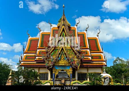 Sala di ordinazione, anche Bot, del tempio Wat Plai Laem con tetto a più livelli con serpente Naga come voluta a punta, Koh Samui, Thailandia Foto Stock