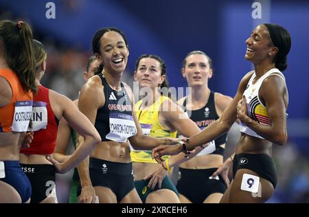 Parigi, Francia. 09 agosto 2024. La Gran Bretagna Katarina Johnson-Thompson e l'atleta belga Nafissatou Thiam reagiscono dopo l'eptathlon femminile alla competizione di atletica ai Giochi Olimpici di Parigi 2024, venerdì 9 agosto 2024 a Parigi, in Francia. I Giochi della XXXIII Olimpiade si svolgono a Parigi dal 26 luglio all'11 agosto. La delegazione belga conta 165 atleti in 21 sport. BELGA PHOTO JASPER JACOBS credito: Belga News Agency/Alamy Live News Foto Stock