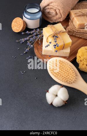 Prodotti da bagno ecologici su sfondo scuro per uno stile di vita sostenibile Foto Stock