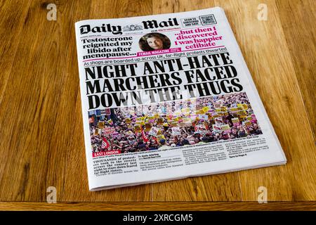 8 agosto 2024. Il titolo del Daily mail è Night Anti-Hate Marchers affrontò i Thugs, a seguito della risposta antifascista alle rivolte di destra. Foto Stock