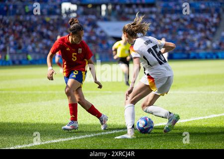 Lione, Francia. 09 agosto 2024. Lione, Francia, 9 agosto 2024: Jule Brand (16 Germania) e Oihane Hernandez (5 Spagna) si battono per il pallone durante i Giochi olimpici Paris 2024 Women Bronze Medal Football match tra Spagna e Germania allo Stade de Lyon di Lione, Francia. (Ane Frosaker/SPP) credito: SPP Sport Press Photo. /Alamy Live News Foto Stock