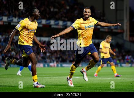 Curtis Nelson (a destra) del Derby County celebra il primo gol della squadra con il compagno di squadra durante la partita del campionato Sky Bet a Ewood Park, Blackburn. Data foto: Venerdì 9 agosto 2024. Foto Stock