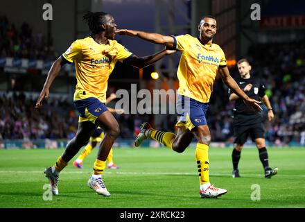 Curtis Nelson (a destra) del Derby County celebra il primo gol della squadra con il compagno di squadra durante la partita del campionato Sky Bet a Ewood Park, Blackburn. Data foto: Venerdì 9 agosto 2024. Foto Stock