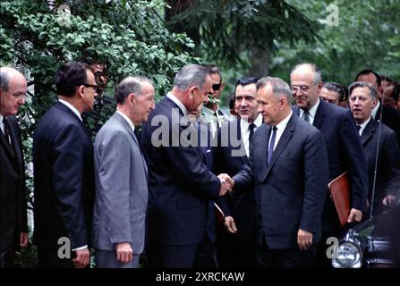 L-R: Segretario di Stato degli Stati Uniti Dean Rusk, William Krimer (interprete di Pres. Johnson), Ambasciatore degli Stati Uniti in Unione Sovietica Llewellyn Thompson, Presidente degli Stati Uniti Lyndon B. Johnson stringendo la mano al Premier sovietico Aleksei Kosygin con il ministro degli Esteri sovietico Andrei Gromyko e all'ambasciatore sovietico Anatoly Dobrynin dietro Kosygin, Glassboro Summit Conference, Glassboro State College, Glassboro, New Jersey, USA, Yoichi Okamoto, 23 giugno 1967 Foto Stock