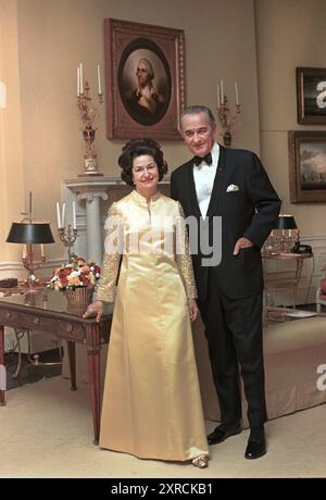 Il presidente degli Stati Uniti Lyndon B. Johnson e Lady Bird Johnson in abbigliamento formale, Casa Bianca, Washington, D.C., USA, Robert Knudsen, 11 novembre 1968 Foto Stock