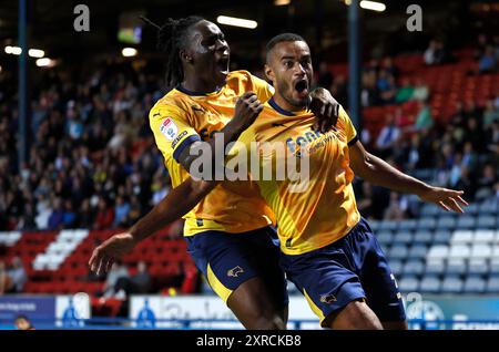 Curtis Nelson (a destra) del Derby County celebra il primo gol della squadra con il compagno di squadra David Ozoh durante la partita del campionato Sky Bet a Ewood Park, Blackburn. Data foto: Venerdì 9 agosto 2024. Foto Stock