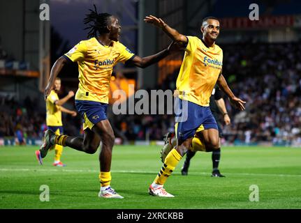 Curtis Nelson (a destra) del Derby County celebra il primo gol della squadra con il compagno di squadra David Ozoh durante la partita del campionato Sky Bet a Ewood Park, Blackburn. Data foto: Venerdì 9 agosto 2024. Foto Stock