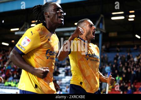 Curtis Nelson (a destra) del Derby County celebra il primo gol della squadra con il compagno di squadra David Ozoh durante la partita del campionato Sky Bet a Ewood Park, Blackburn. Data foto: Venerdì 9 agosto 2024. Foto Stock