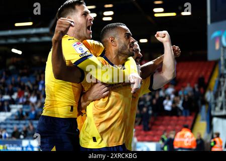 Curtis Nelson (a destra) del Derby County celebra il primo gol della squadra con i compagni di squadra durante la partita del campionato Sky Bet a Ewood Park, Blackburn. Data foto: Venerdì 9 agosto 2024. Foto Stock