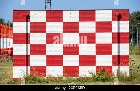 Technisches Gebäude auf dem Flughafen Amsterdam Shiphol, AMS, im typischen rot-weiss Kastenmuster Anstrich, Signal- und Warnmarkierung auf Flugplätzen, Niederlande, Flughafen Amsterdam Shiphol *** edificio tecnico presso l'aeroporto Shiphol di Amsterdam, AMS, dipinto nel tipico schema a scatola bianca e rossa, segnaletica di segnalazione e di avvertimento presso gli aeroporti, Paesi Bassi, Amsterdam Shiphol Foto Stock