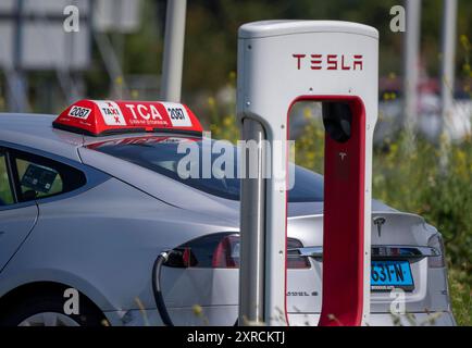 Schnellladestation für e-Autos, Taxen am Flughafen Amsterdam Schiphol, Niederlande e-taxi AMS *** stazione di ricarica rapida per auto elettriche, taxi all'aeroporto Schiphol di Amsterdam, Paesi Bassi e taxi AMS Foto Stock