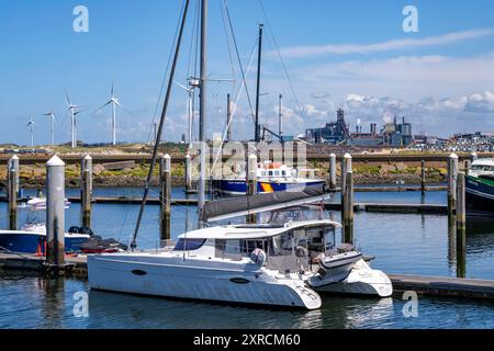 Porto marittimo Marina IJmuiden, Sportboothafen, Segelboote, Yachten, hinten das Tata Steel Stahl- und Hüttenwerk in IJmuiden, Velsen, Nordholland, Niederlande, größtes Industriegebiet in den Niederlanden, 2 Hochöfen, 2 Kokereien, Walzwerke, direkt an der Nordsee, Strandhäuser bei Ijmuiden aan Zee, Ijmuiden, Imuiden, barche a vela, marina ** dietro l'acciaieria Tata Steel e la fonderia di IJmuiden, Velsen, Olanda settentrionale, Paesi Bassi, la più grande area industriale dei Paesi Bassi, 2 altiforni, 2 cokerie, laminatoi, direttamente sul Mare del Nord, case sulla spiaggia di Ijmuid Foto Stock