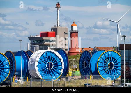 Kabeltrommeln für TCP Rohre, Die Wasserstoff von Offshore Windparks an Land transportieren, spezielle Fertigung der TCP Rohre durch das Unternehmen Strohm, an der Mündung des Fluss IJ, Ijmuiden aan Zee, Ijmuiden *** fusti per cavi per tubi TCP che trasportano idrogeno da parchi eolici offshore a terra, produzione speciale di TCP pipe di Strohm, alla foce del fiume IJ, Ijmuiden aan Zee, Ijmuiden Foto Stock