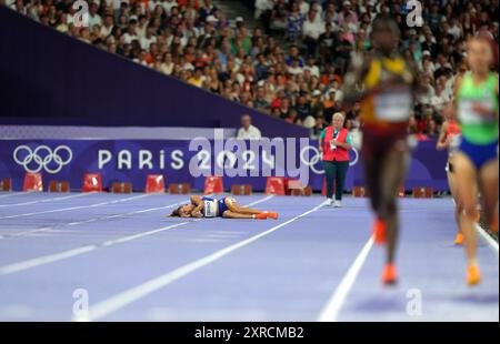 Parigi, Francia. 9 agosto 2024. Alessia Zarbo di Francia cade durante la finale femminile di atletica leggera dei 10000 m ai Giochi Olimpici di Parigi 2024 a Parigi, in Francia, 9 agosto 2024. Crediti: Lui Siu Wai/Xinhua/Alamy Live News Foto Stock