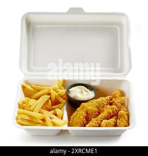patatine fritte e pepite di pollo in scatola da asporto isolata su sfondo bianco Foto Stock