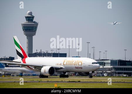 Emirates Skycargo Boeing 777, aeromobile all'aeroporto Schiphol di Amsterdam, sulla strada di rullaggio per il decollo sull'Aalsmeerbaan, 18L/36R, controllo del traffico aereo per Foto Stock