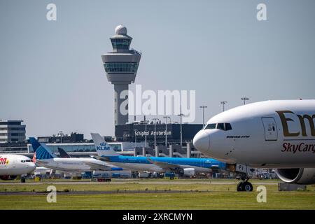 Emirates Skycargo Boeing 777, aeromobile all'aeroporto Schiphol di Amsterdam, sulla strada di rullaggio per il decollo sull'Aalsmeerbaan, 18L/36R, controllo del traffico aereo per Foto Stock