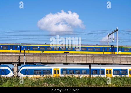 Züge der Niederländischen Eisenbahn, NS, Nederlandse Spoorwegen N.V., auf einem Doppelstock Gleis, Unten Nahverkehrszug Sprinter Light Train, oben Intercity Direct Zug, bei Hoofddorp, Gemeinde Haarlemmermeer, bei Amsterdam, Eisenbahn NL *** treni delle Ferrovie olandesi, NS, Nederlandse Spoorwegen-N, treno leggero, sotto il treno Segen-N, treno doppio, treno locale sopra il treno Intercity Direct, vicino a Hoofddorp, comune di Haarlemmermeer, vicino ad Amsterdam, ferrovia NL Foto Stock