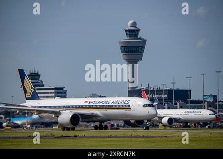 Aeromobile all'aeroporto Schiphol di Amsterdam, sulla strada di rullaggio per il decollo sull'Aalsmeerbaan, 18L/36R, Singapore Airlines A350-900, Turkish Airlines Boeing Foto Stock