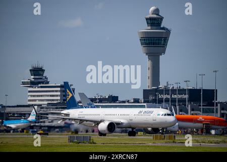 Aeromobile all'aeroporto Schiphol di Amsterdam, sulla strada di rullaggio per il decollo sulla Aalsmeerbaan, 18L/36R, Air Astana Airbus A321, torre di controllo del traffico aereo, t Foto Stock