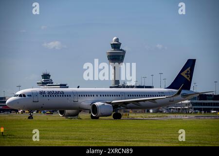 Aeromobile all'aeroporto Schiphol di Amsterdam, sulla strada di rullaggio per il decollo sulla Aalsmeerbaan, 18L/36R, Air Astana Airbus A321, torre di controllo del traffico aereo, t Foto Stock