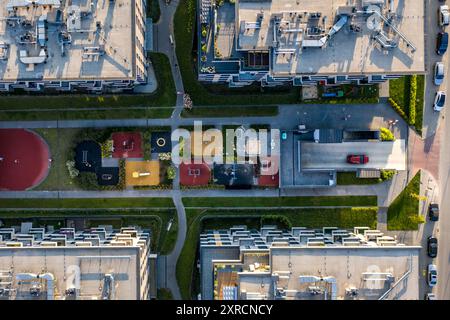 Cracovia, Polonia, 9 agosto 2024. Una vista aerea di un complesso residenziale di nuova costruzione nella parte settentrionale di Cracovia. Secondo il rapporto dell'Istituto economico polacco, il mercato immobiliare polacco si stabilizzerà dopo che la Polonia ha registrato uno dei maggiori aumenti dei prezzi delle abitazioni nell'UE nel 2024. I prezzi immobiliari dovrebbero stabilizzarsi a circa il 10 per cento rispetto al 2023. La Polonia è in cima alla classifica, dato che molti paesi europei hanno registrato un calo dei prezzi. Crediti: Dominika Zarzycka/Alamy Live News. Foto Stock