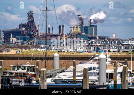 Porto marittimo Marina IJmuiden, Sportboothafen, Segelboote, Yachten, hinten das Tata Steel Stahl- und Hüttenwerk in IJmuiden, Velsen, Nordholland, Niederlande, größtes Industriegebiet in den Niederlanden, 2 Hochöfen, 2 Kokereien, Walzwerke, direkt an der Nordsee, Strandhäuser bei Ijmuiden aan Zee, Ijmuiden, Imuiden, barche a vela, marina ** dietro l'acciaieria Tata Steel e la fonderia di IJmuiden, Velsen, Olanda settentrionale, Paesi Bassi, la più grande area industriale dei Paesi Bassi, 2 altiforni, 2 cokerie, laminatoi, direttamente sul Mare del Nord, case sulla spiaggia di Ijmuid Foto Stock