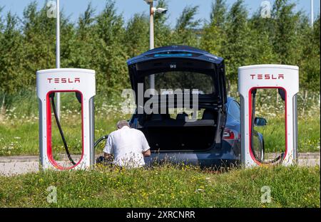 Schnellladestation für e-Autos, Taxen am Flughafen Amsterdam Schiphol, Niederlande e-taxi AMS *** stazione di ricarica rapida per auto elettriche, taxi all'aeroporto Schiphol di Amsterdam, Paesi Bassi e taxi AMS Foto Stock