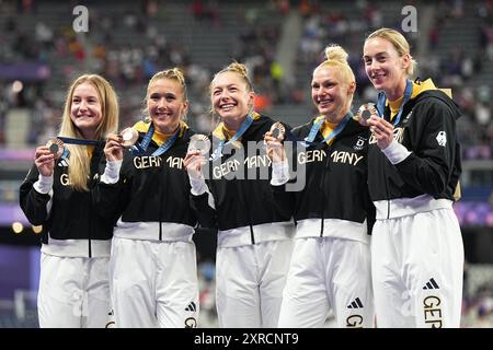 Saint Denis, Francia. 09 agosto 2024. Olimpiadi, Parigi 2024, Atletica, Stade de France, 4 x 100 m, donne, Aleksandra Burghardt tedesca, Lisa Mayer, Gina Lückenkemper, Rebekka Haase e Sophia Junk festeggiano con le loro medaglie di bronzo. Crediti: Michael Kappeler/dpa/Alamy Live News Foto Stock