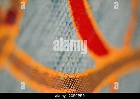 Una foto macro che mette in risalto l'intricata e lussuosa texture di un divano ottomano di colore turchese, che mostra la cura artigianale dettagliata e il ricco cul Foto Stock