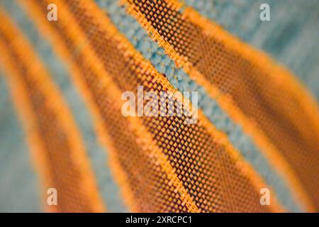 Una foto macro che mette in risalto l'intricata e lussuosa texture di un divano ottomano di colore turchese, che mostra la cura artigianale dettagliata e il ricco cul Foto Stock