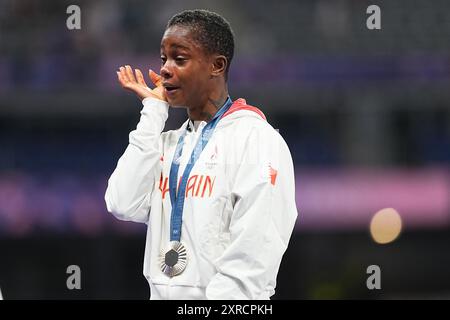 Saint Denis, Francia. 09 agosto 2024. Olimpiadi, Parigi 2024, Atletica, Stade de France, 400 m, donne, finale, seconda classificata Salwa Eid Naser dal Bahrain reagisce sul podio. Crediti: Michael Kappeler/dpa/Alamy Live News Foto Stock