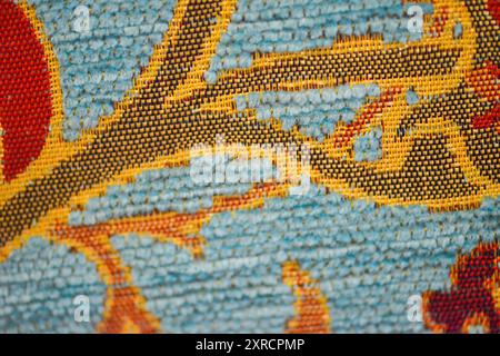 Una foto macro che mette in risalto l'intricata e lussuosa texture di un divano ottomano di colore turchese, che mostra la cura artigianale dettagliata e il ricco cul Foto Stock