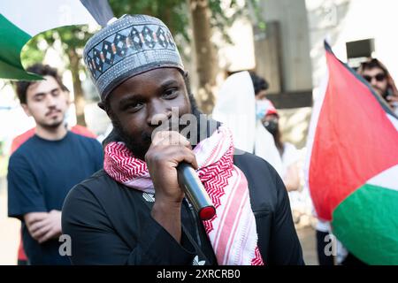 Londra, Regno Unito. 9 agosto 2024. Un oratore si rivolge ai sostenitori della Palestina che si radunano in solidarietà con un accampamento studentesco istituito nei terreni dell'University College London (UCL) per cento giorni, protestando contro la guerra a Gaza e chiedendo la dismissione del college da Israele. L'UCL "Camp 4 Justice” ha deciso di lasciare il paese a seguito di minacce legali da parte delle autorità universitarie che, secondo loro, sarebbero state "rovinosamente costose” da difendere. Crediti: Ron Fassbender/Alamy Live News Foto Stock