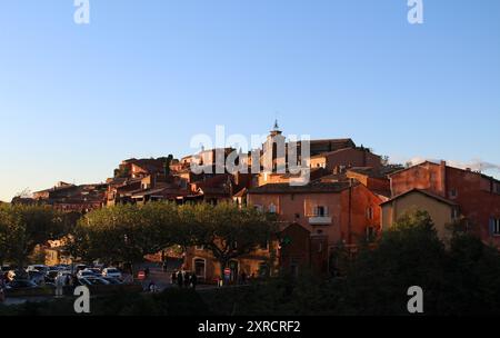 Facciata rossa di una casa a Roussillon al tramonto Foto Stock